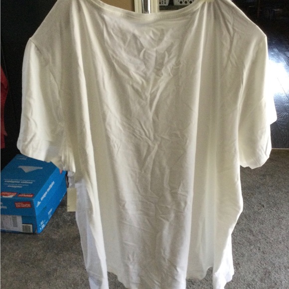Amazon Essentials Plus Size Short-Sleeve V-Neck T-Shirt - Picture 3 of 8